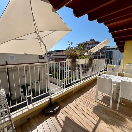 Casa Klimt Vicinissima Al Mare Parcheggio Privato Gratuito Se Disponibile Apartment เปสการา ภายนอก รูปภาพ